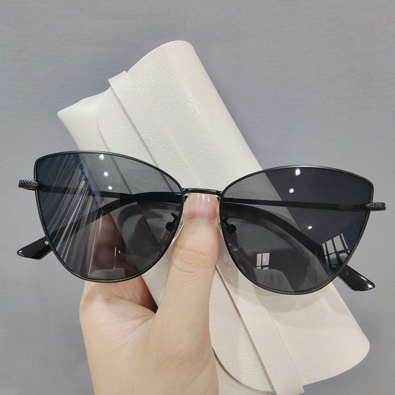 Lunettes de soleil œil de chat petit cadre métal – Photo de rue | Femme