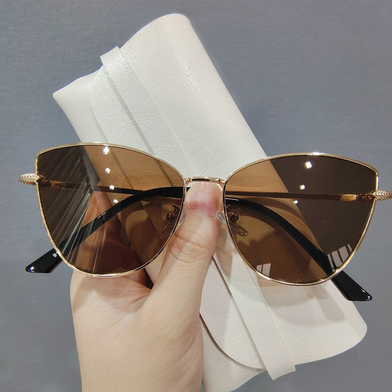 Lunettes de soleil œil de chat petit cadre métal – Photo de rue | Femme