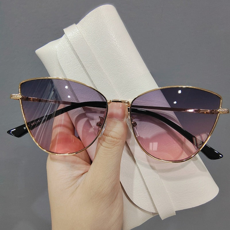 Lunettes de soleil œil de chat petit cadre métal – Photo de rue | Femme