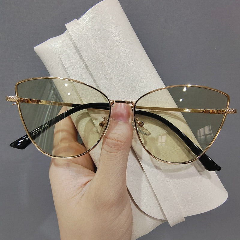 Lunettes de soleil œil de chat petit cadre métal – Photo de rue | Femme