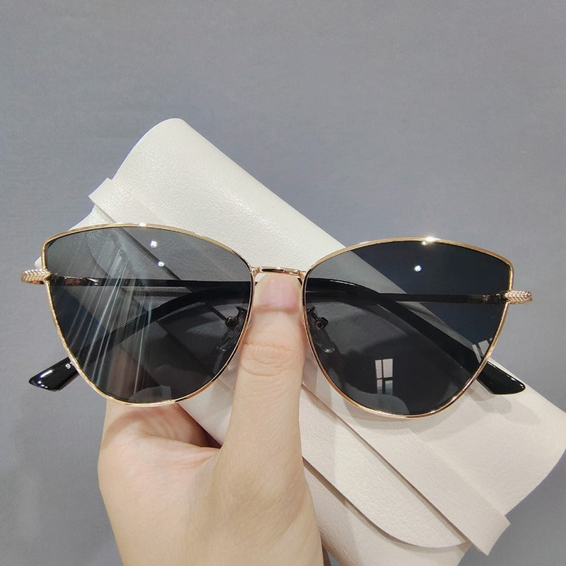 Lunettes de soleil œil de chat petit cadre métal – Photo de rue | Femme